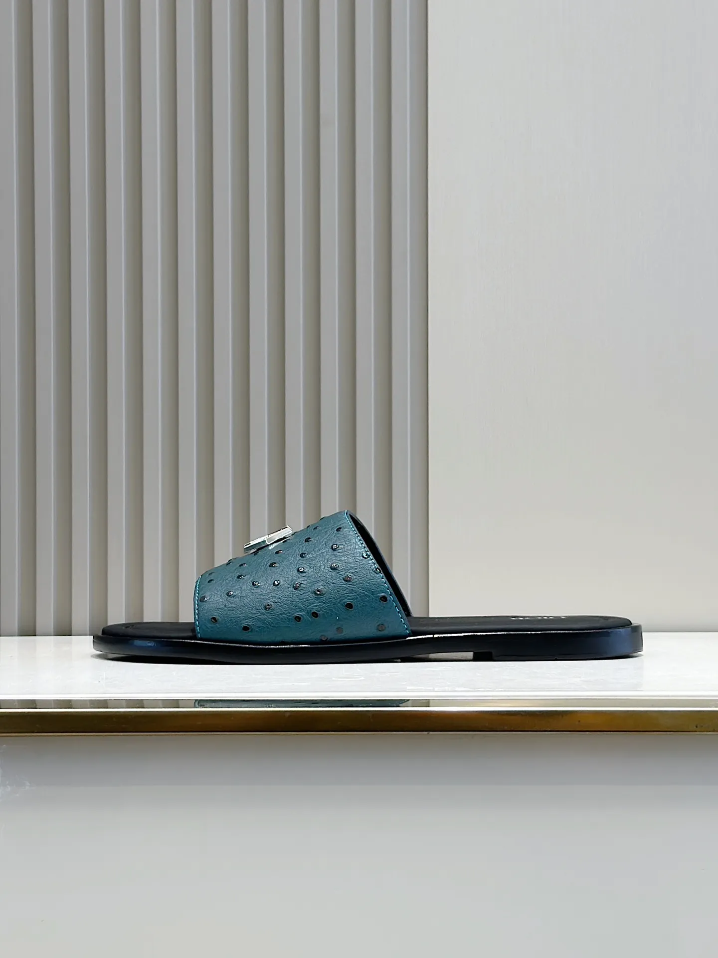 P320 [DIOR] Size 39-44 (38.45 custom-made) 2024ss Dior’s latest men’s slippers are a must-have. Dior Alias ​​Men's Genuine Leather Slippers This summer new Alias ​​sandal embodies a casual and elegant style. Carefully crafted from grained cow leather and Oblique printed fabric, with cowhide lining! Cross-strap design with metal-clad brass CD Diamond logo. The imported cowhide leather and rubber sole adds sophistication and comfort, while Oblique print-effect anti-slip panels add style.